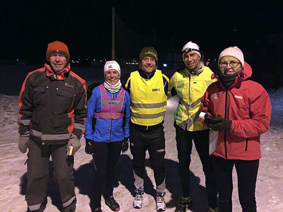 Et knippe ekte vinterjoggere flankert av arrangørene Jan Olav Tuterud og Gunhild Ljones etter målgang ved Presterudhallen. (Foto: Pål-Erik Langøigjelten) Et knippe ekte vinterjoggere flankert av arrangørene Jan Olav Tuterud og Gunhild Ljones etter målgang ved Presterudhallen. (Foto: Pål-Erik Langøigjelten)