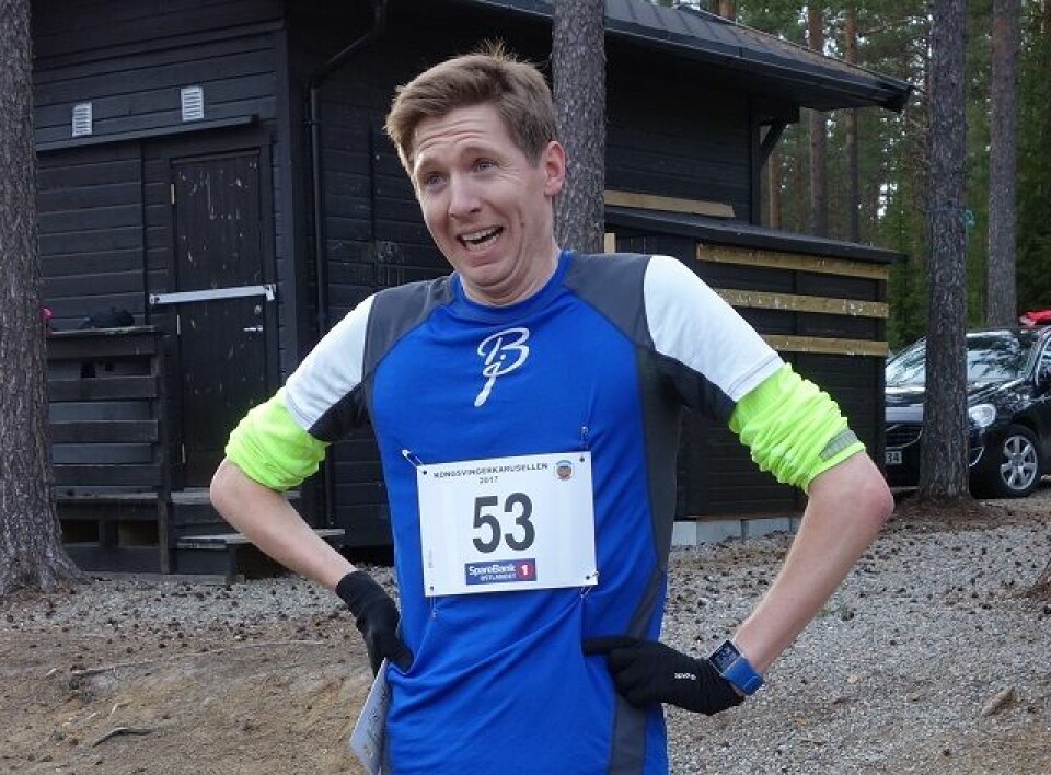 Tjalve-løperen Anders Knudsen tok sin 3. seier i årets Kongsvingerkarusell. Her etter seieren i vårens løp på Liermoen (Foto: Pål Evensen) Tjalve-løperen Anders Knudsen tok sin 3. seier i årets Kongsvingerkarusell. Her etter seieren i vårens løp på Liermoen (Foto: Pål Evensen)