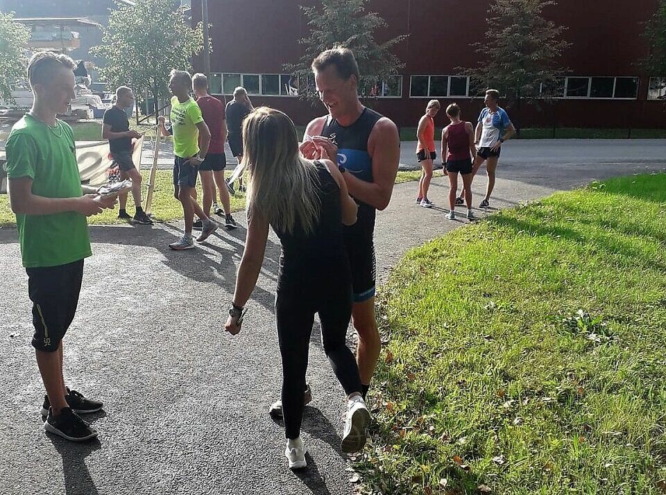 Kjell-Petter Ellingsbø blir tatt i mot av Wiktor og Agnieszka Baran etter løpet. (Foto: Mirolasw Baran) Kjell-Petter Ellingsbø blir tatt i mot av Wiktor og Agnieszka Baran etter løpet. (Foto: Mirolasw Baran)
