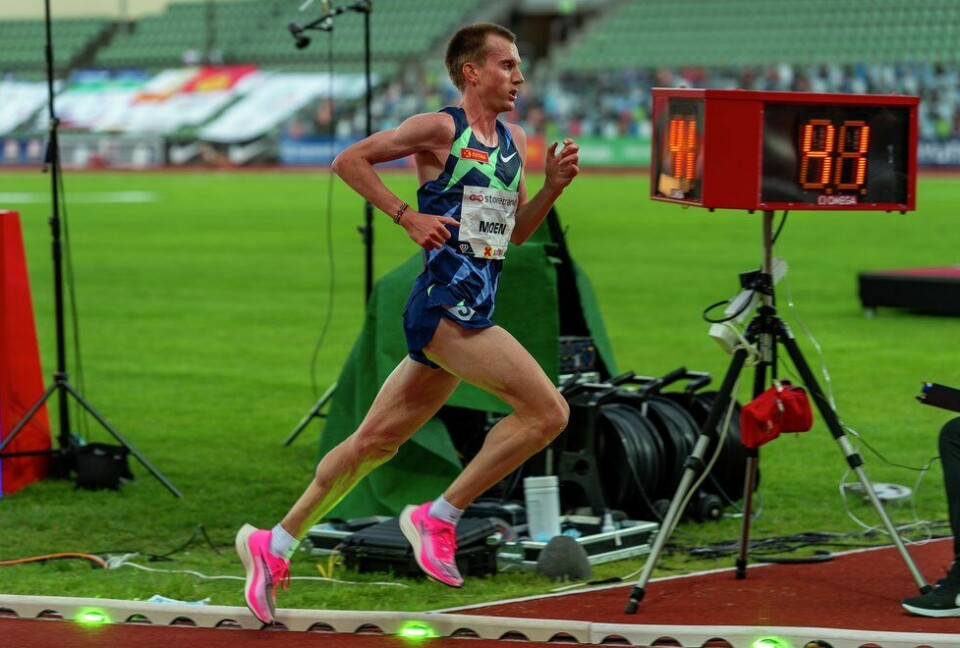 Sondre Nordstad Moen med lyshare på Impossible Games tidligere i år. (Foto: Samuel Hafsahl) - Impossible Games 25000m - Sondre Nordstad Moen
