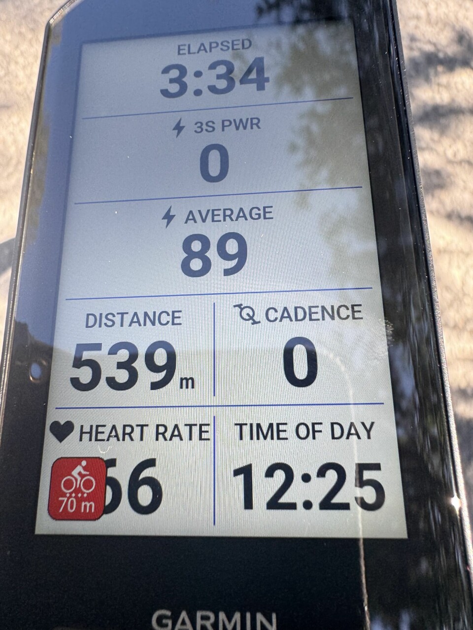 Garmin Edge 1050: Min mest brukte skjermvisning med syv informasjonsfelt. Rullet når jeg tok bildet – derfor vises 0 i 3 sek watt og kadens. Har nettopp hatt en pop-up om «Unpaved road ahead». Rød varsling nede til venstre teller ned mot denne «hindringen». Garmin Edge 1050