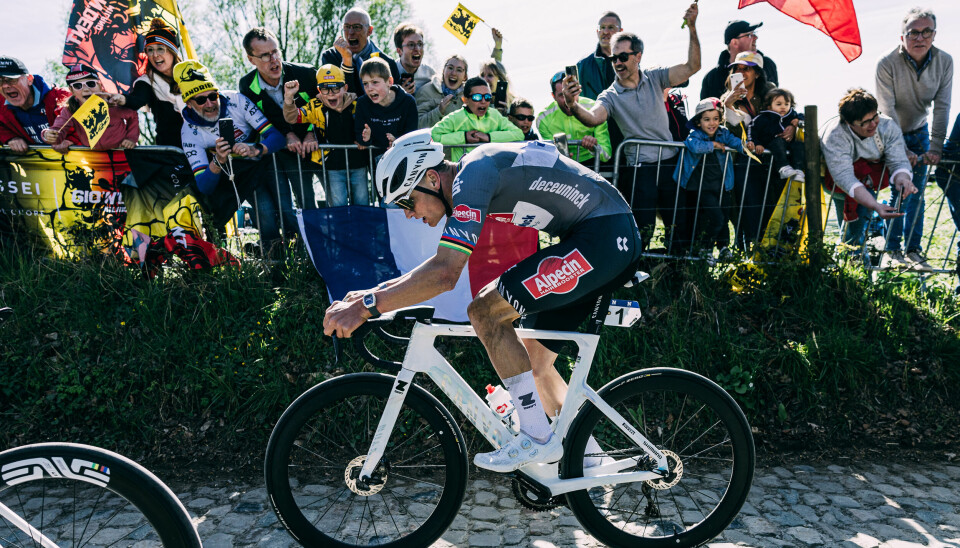 Brede dekk: Mathieu van der Poel på brosteinspartiet i Flandern Rundt 2025 – et ritt der brede dekk gir både bedre grep og trygghet i krevende forhold. Brede dekk: Mathieu van der Poel på brosteinspartiet i Flandern Rundt 2025 – et ritt der brede dekk gir både bedre grep og trygghet i krevende forhold.