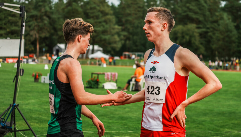 Sølvvinner Åsmund Sunde Førde gratulerer Magnus Øyen med seieren.