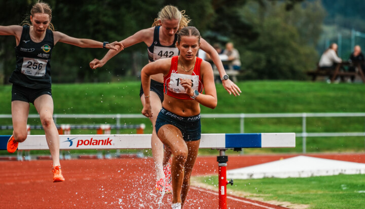 Agathe Espevik Thorsen ble vinner av 1500 meter hinder i J15.