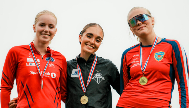 De tre beste på 3000 meter hinder under UM 2025. Sara Yasmin Abid (Tjalve) i midten tok seieren, foran Aline Skaar (t.v.) og Mali Jåvoll Hagen (t.h).