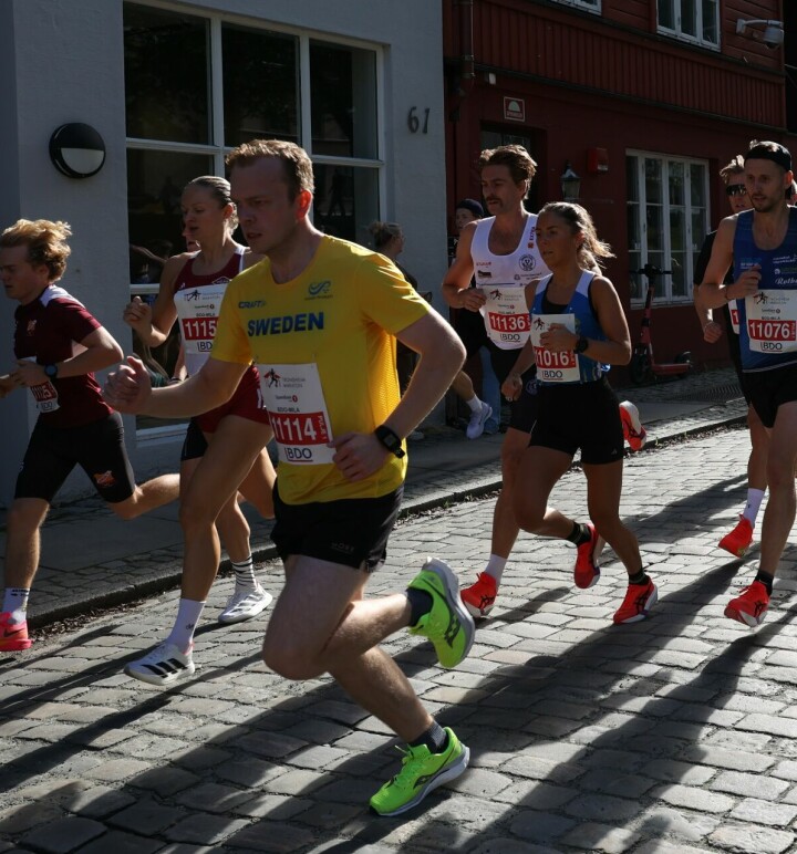 Beste kvinner: Madelène Wanvik Holun (t.v) og Vibeke Jensen (startnr 11016) løp side om side ut fra start på 10-kilometer. I mål var Madelène 41 sekunder foran. Beste kvinner: Madelène Wanvik Holun (t.v) og Vibeke Jensen (startnr 11016) løp side om side ut fra start på 10-kilometer. I mål var Madelène 41 sekunder foran.