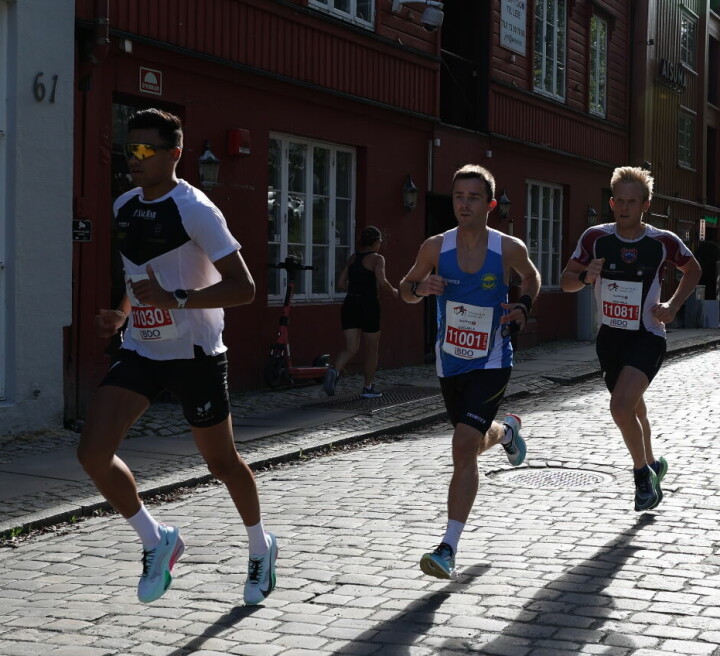 Vinner: Kristoffer Saglid (fremst) vant 10-kilometeren i Trondheim foran Tommy Bangjord Hove. Startnummer 11081, Sindre Grønflaten, klarte ikke å henge med teten helt inn. Vinner: Kristoffer Saglid (fremst) vant 10-kilometeren i Trondheim foran Tommy Bangjord Hove. Startnummer 11081, Sindre Grønflaten, klarte ikke å henge med teten helt inn.