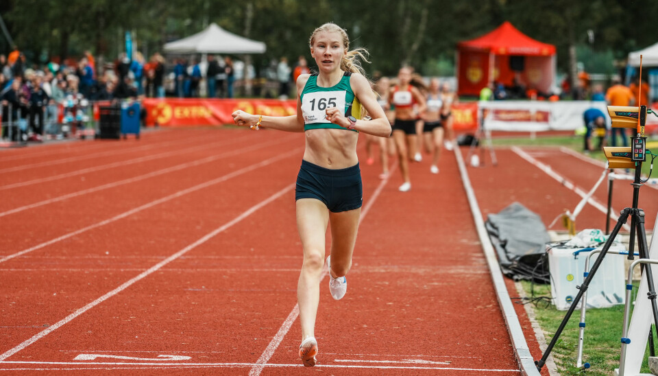 Kaja Holte Fjeldstad løper i mål som suveren vinner.