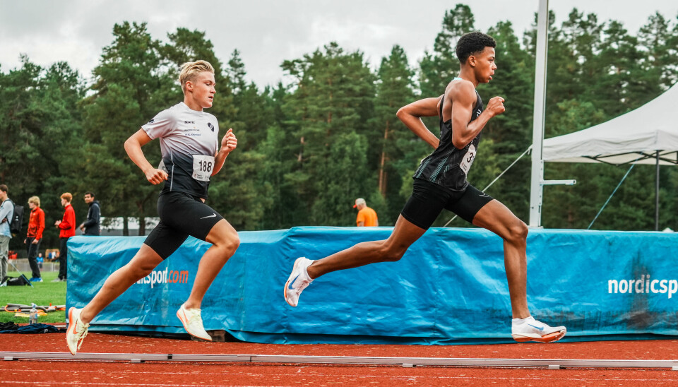 Johannes Seime lå i rygg på Leon Washington nesten hele veien.