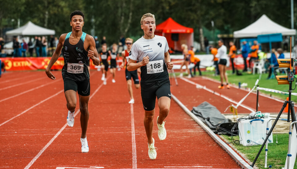 Med god drahjelp underveis kunne Johannes Seime spurte forbi Leon Washington på de siste metrene under 800 meteren i klasse G15.