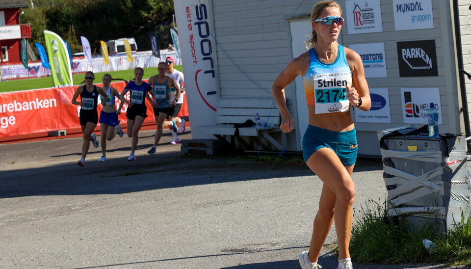 Etter en halv runde på Knarvik stadion har Kristine Dommersnes allerede sikret seg 10 meter til jentegruppen som følger bak.