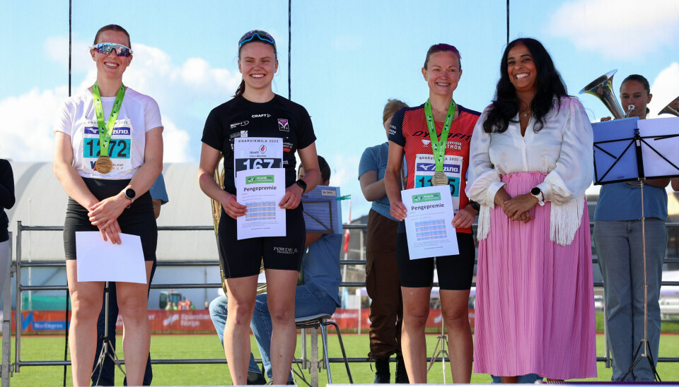 Premiepall for halvmaraton kvinner: Ingrid Revheim, Ane Brekke, Lene Vie. Denne gang hadde Knarvikmila fått besøk av kulturminister Lubna Jaffery, som delte ut premiene.
