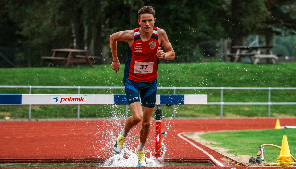 Ulrik Jåvoll Hagen over vanngrave på vei mot seier på 2000 meter hinder.