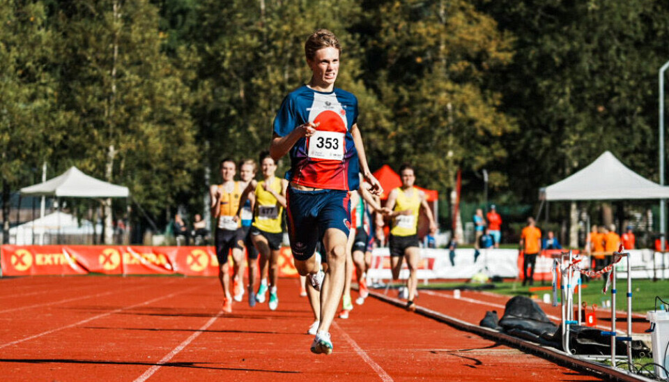 Sondre Lehmann spurter mot mål og seier i den eldste klassen på 800 meter under UM.