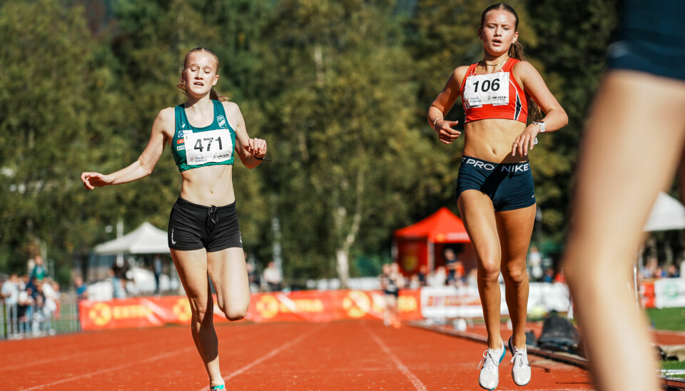 Klara Helen Homlung Prøitz (471) og Agathe Espevik Thorsen (106) løper i mål til sølv og bronse.