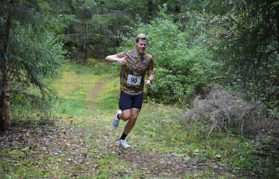 Kristian Lindteigen med tommelen opp på vei til seier på 21,8 km. kristian lindteigen finnskogløpet 21 km