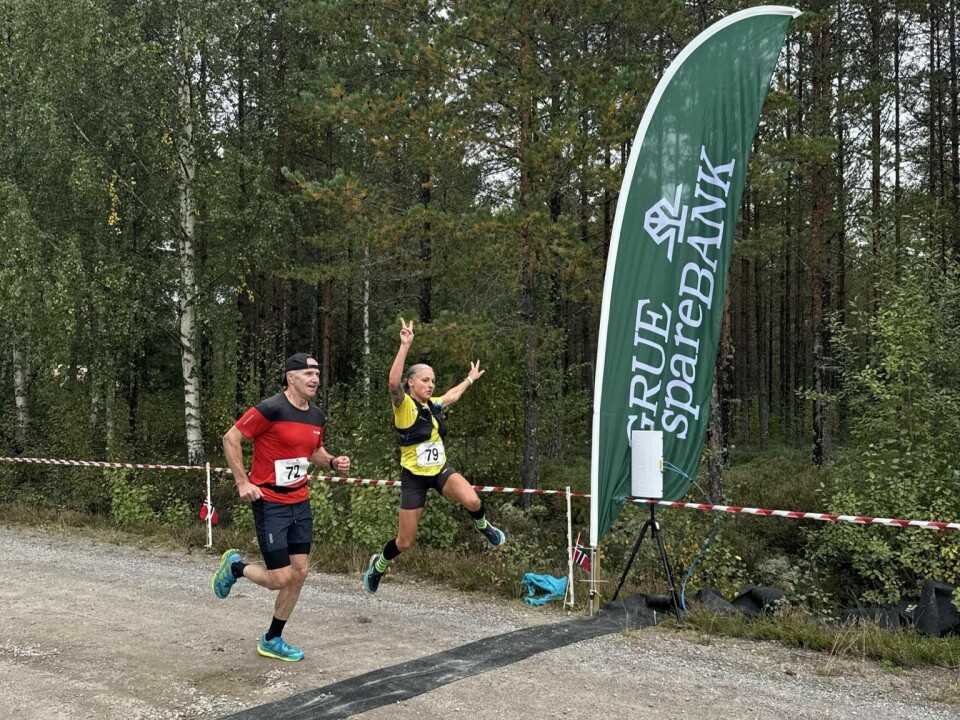 Linda-Kristine Bjeke med en luftig målgang som tredje løper i mål rett foran Joachim Håven. linda-kristine bjerke joachim håven finnskogløpet 21 km