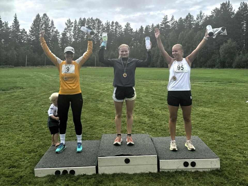 Seiersrpallen på 5,6 km (fra. v): Eline Gundersen Rognerud, Hannah Solheim Lintorp og Rebecca Thomassen. finnskogløpet 5,6 km