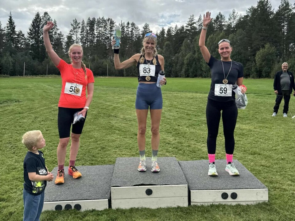 Seierspallen for kvinner på 11,2 km (fra v.) Silje Seigerud, Dorte Foss og Lise Hallonen. finnskogløpet 11,2 km