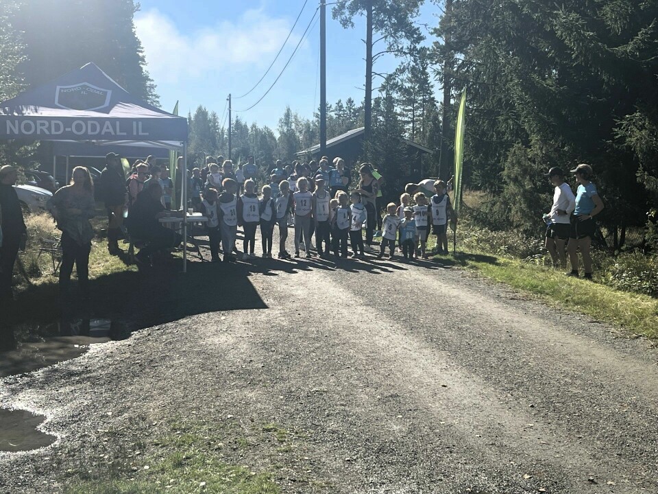 19 startklare barn for å komme seg ut i løypa på 'kom-deg-ut-dagen'. modilten barneløp