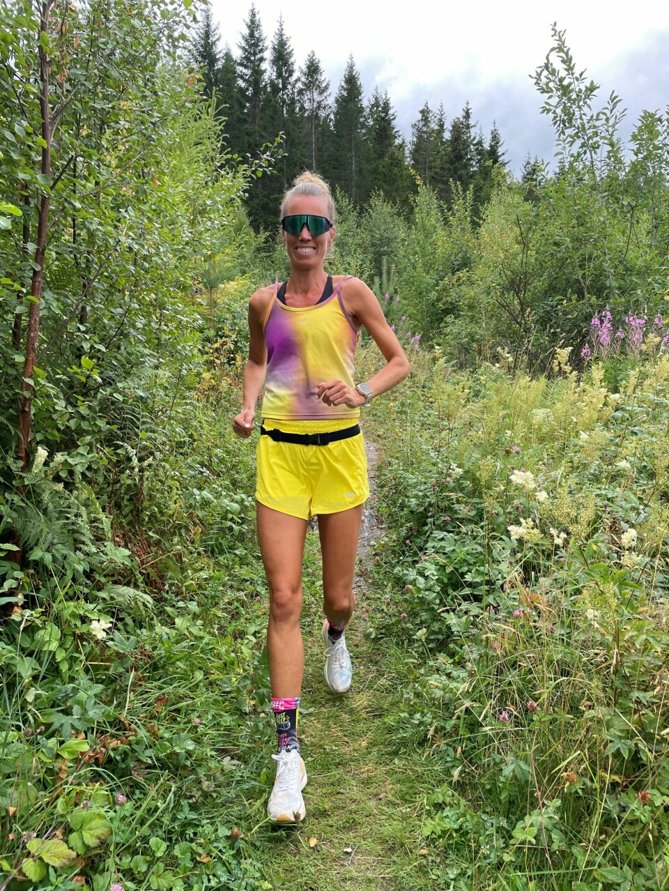 Else Overvik inspiserer den 6,7 km lange runden som brukes i Muruvik Backyard Ultra.