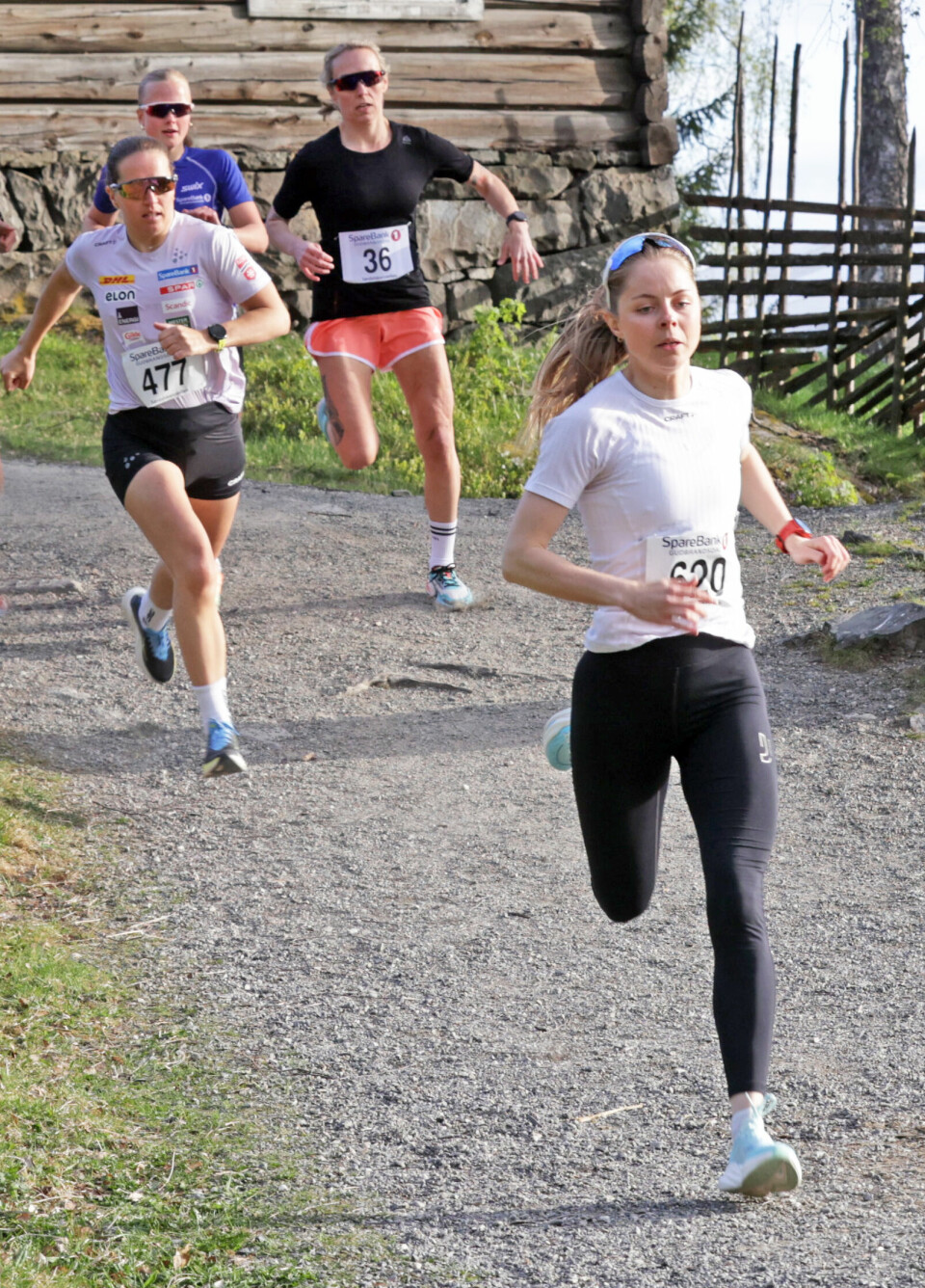 Mari Nordlunde i teten under årets Maihaugløp foran Lotta Udnes Weng, en annen dyktig skiløper. Bak ser vi Liv Iren Hovde og Anna Helene Grønstad, begge fra Lillehammer.