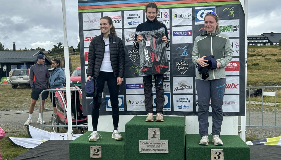 Seierspallen for kvinner på 9 km (fra v.): Enya Aamo Aspen, Kristin Haug og Elise Tveita. furusjøen rundt-løpet 9 km