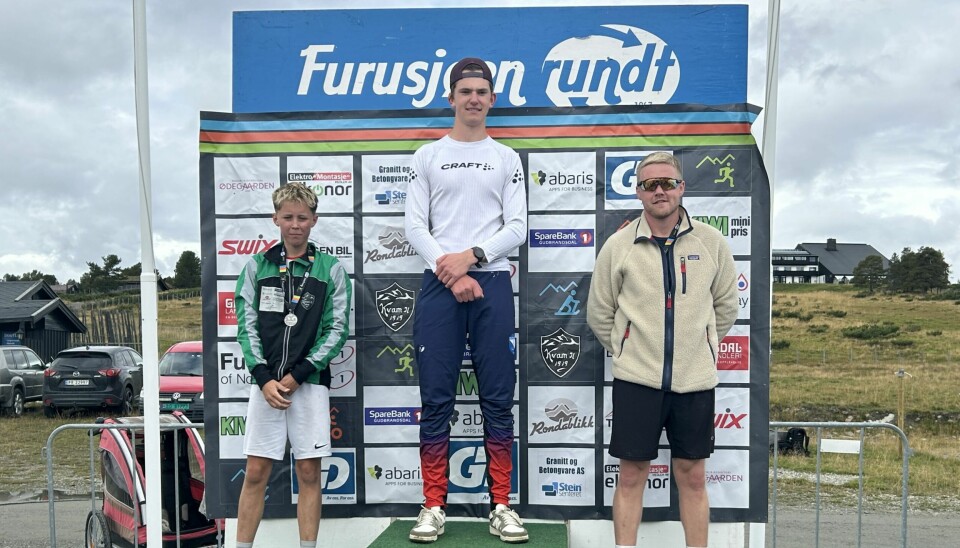 Seierspallen for menn på 9 km (fra v.): Emil Moen, Vemund Bakke Nergården og Lars Scheie.