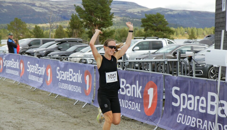 Ingrid Bye Løken fra Klubben TM over mål som klar vinner på halvmaraton på 1:35:25. furusjøen rundt-løpet halvmaraton
