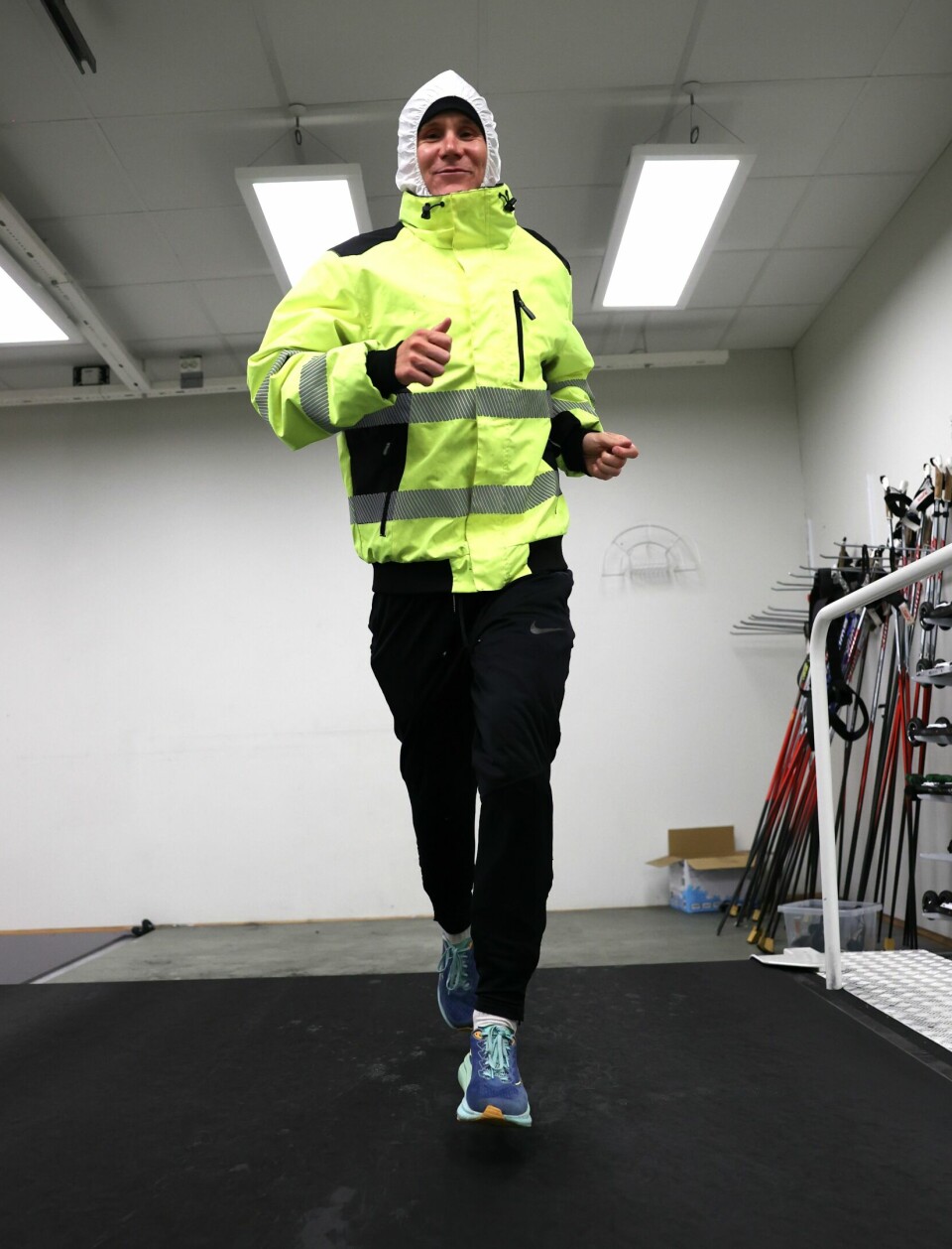 Varmetrening: Marius er godt kledd når han gjennomfører varmetreninga. Innerst har han ulltrøye og ullstilongs. Deretter en vanntett malerdress, treningsbukse og tykk utejakke. Økta gjennomføres nesten daglig og alltid i rolig tempo.