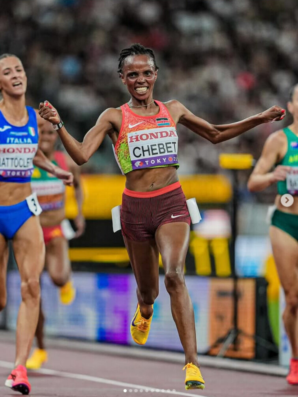 Beatrice Chebet vinner igjen med Nadia Battocletti nærmest. VM 10000 m Chebet Beatrice Chebet Nadia Battocletti
