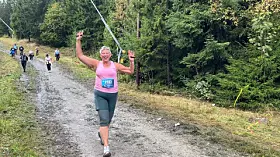 Elisabeth Qvale Pettersen kan feire i nedoverbakken etter første slalombakke.