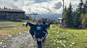 Lenely Cabansay Almnes tar seg tid til å posere litt på Platået halvveis.