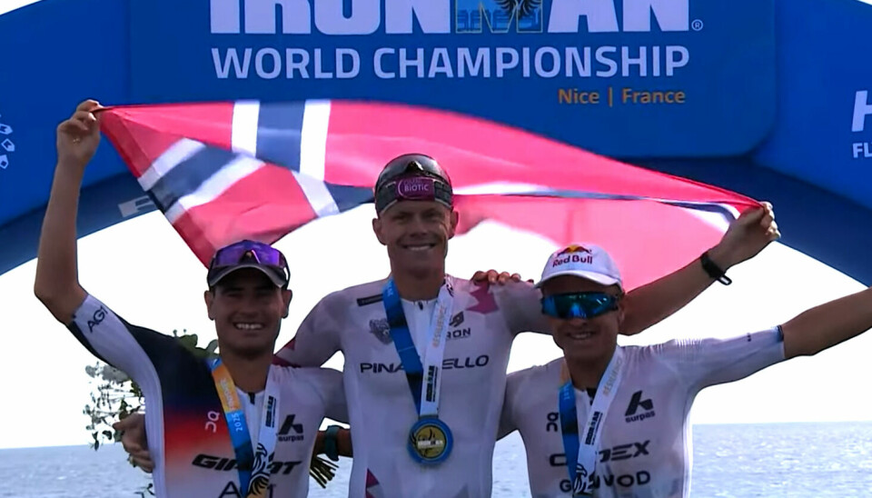 Fra v.: Gustav Iden, Casper Stornes og Kristian Blummenfelt med det norske flagget på podiet i Nice. vm ironman triathlon