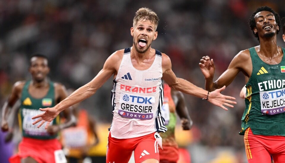 Jimmy Gressier krysser overrasket målstreken som verdensmester på 10 000 m hårfint foran Youmif Kejelcha. VM friidrett Tokyo 2025 10000 m