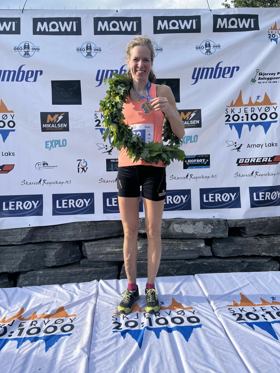 Silje Hansen holdt unna for yngre konkurrenter og kunne motta seierskransen som beste kvinne.