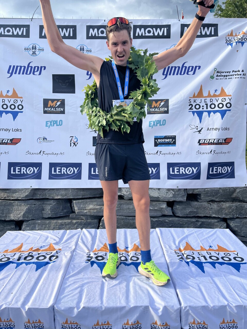 Vegard Øie jubler for seieren i herreklassen.