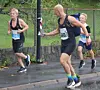Opvarmning kan være mange ting. Her filmer nr. 2 på 10 km Jakub Ruzylu sin søn Pharrell på 5 km, mens Jacob Abusland ser på.
