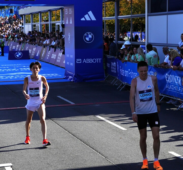 Beste norske: Erik Lomås ble beste norske i Berlin Maraton 2025 på tida 2.16. 49. Her sammen md Ken Nakayama.