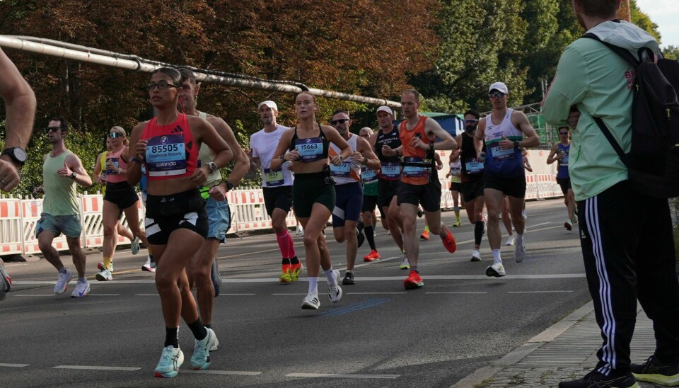 Andre beste norske kvinne: Invill Måkestad Bovim ble andre beste norske kvinne i Berlin Maraton 2025, og løper here i ferskenfarget singlet ute til venstre i bildet.