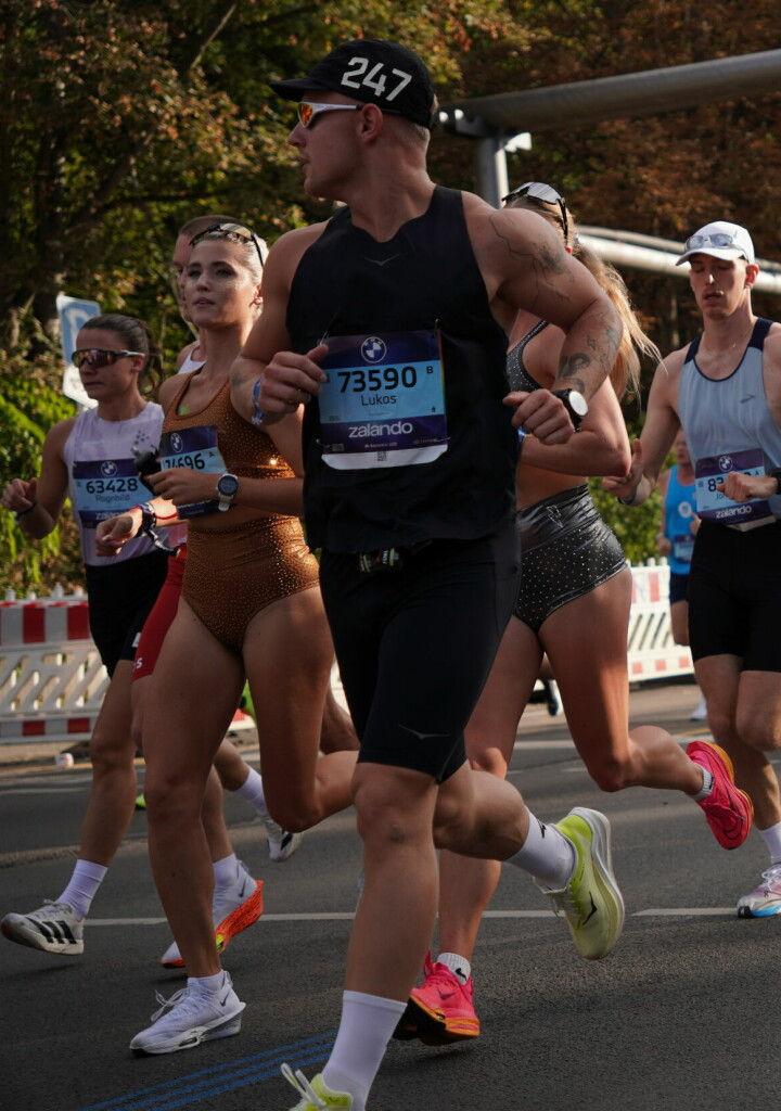 Ytterst til venstre: Ragnhild Haukåsen løper lett ytterst til venstre rundt én kilometer etter start i Berlin Maraton 2025