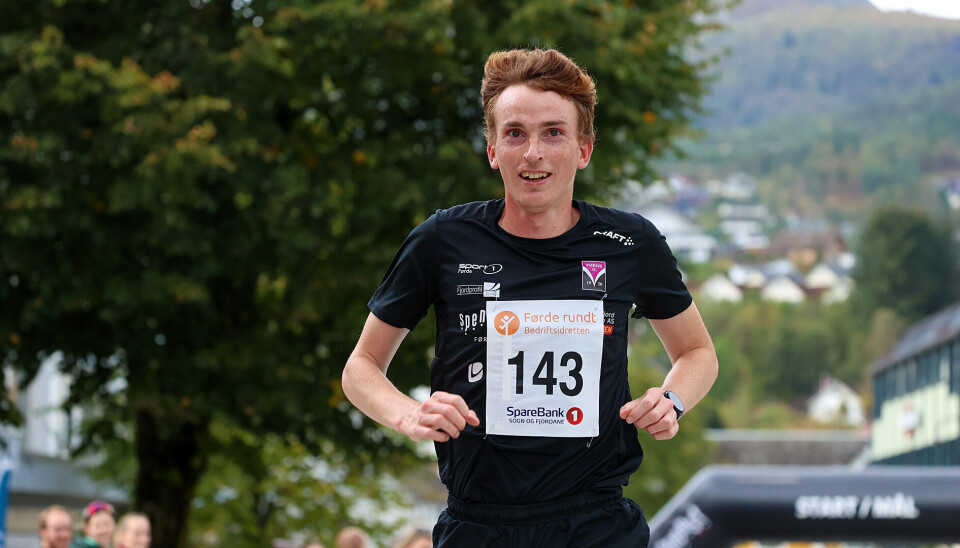 Førde Rundt 2025: Marius Vedvik var alene i front på 10 km. På 5 km hang det en løper i ryggen på ham hele veien til mål.
