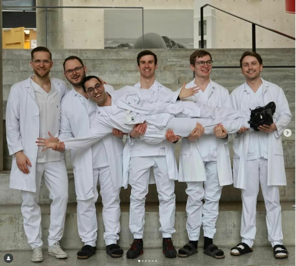 Callum Smith sammen med noen fra kullet sitt på medisinstudiet i Bergen. Han står i midten.