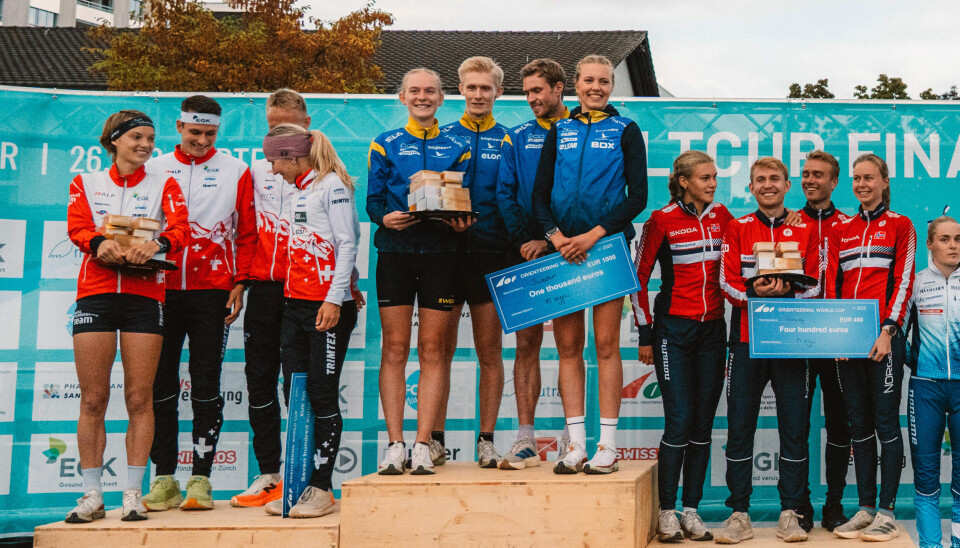 Pallen fra sprint stafetten i verdens cup avslutningen 2025. (Foto: Simon Buser, arrangørfoto)