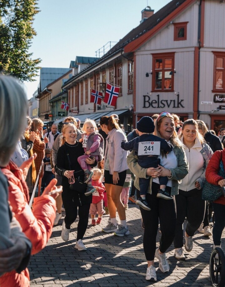 Det var yrende liv i OL-byen. Det var yrende liv i OL-byen.