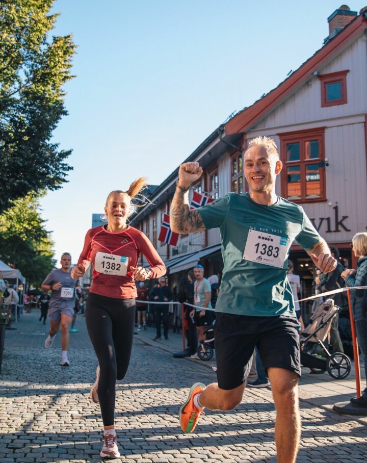 Oda Hørvel og Simen Hørvel ser ut til å sette pris på en 10 kilometer i Lillehammers gater. Oda Hørvel og Simen Hørvel ser ut til å sette pris på en 10 kilometer i Lillehammers gater.