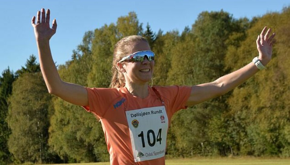 Marie Renee Sørum Gangsø inn til seier med en god luke til neste dame etter 12 km rundt Dølisjøen. løp innlandet dølisjøen rundt