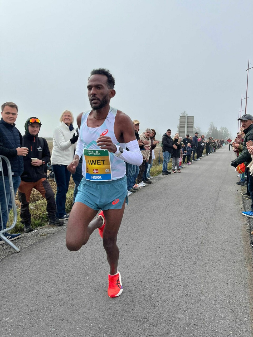Ingen å se på det lange oppløpet da Awet Kibrab stormet mot mål på 28:06. løp 10 km innlandet gruemila