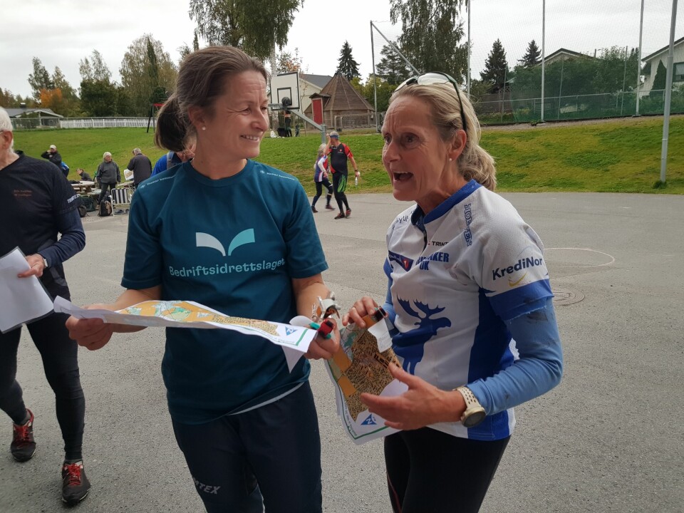 Stine Olsen Kirkevik og Anne Marit Bordal diskuterer kveldens kart og løype o-løp bedrifts-o-løp innlandet