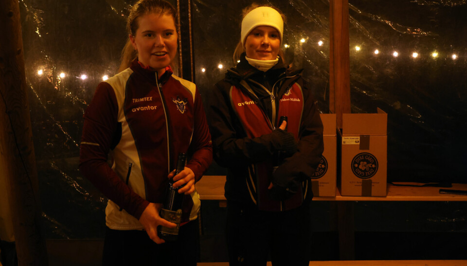 Nydalen 2 ble nr 2, her ved Elise Wærp Hauge og Hanne Wærp Hauge, første etappe løper Tilla Farnes Hennum var ikke tilstede på premieutdelingen (Foto: Bjørn Hauge)